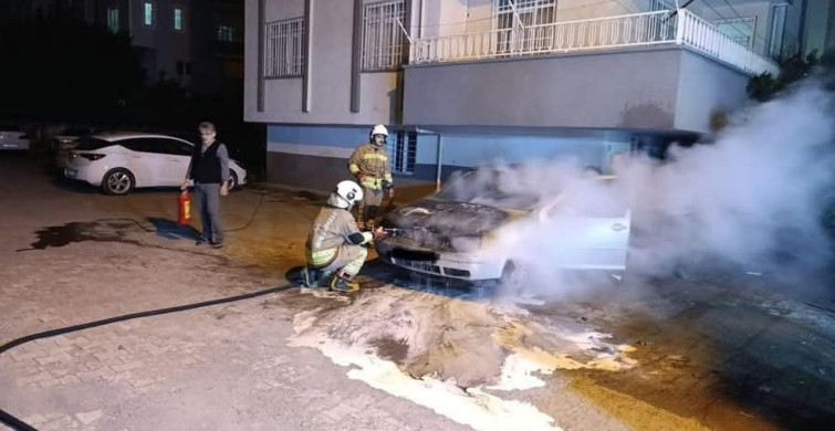 Dörtyol'da Park Halindeki Otomobilin Motoru Yandı