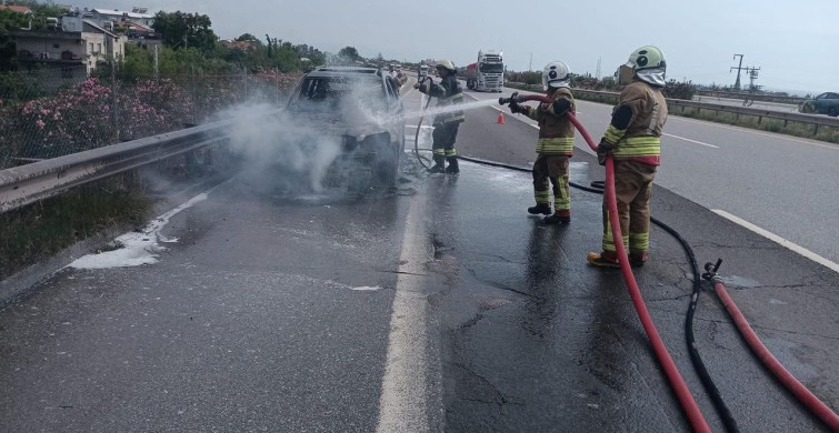 Dörtyol'da Seyir Halindeki Otomobil Alev Aldı