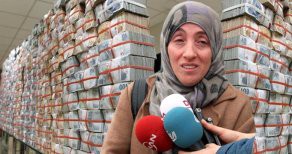 Dünya kadar parası var, 2 çocuğuyla sokakta yaşıyor