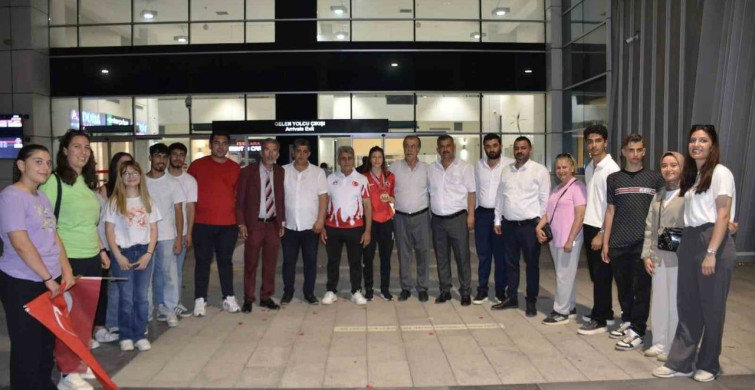 Dünya şampiyonu Berfin Polat coşkuyla karşılandı