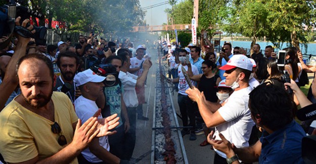 Dünya "Şişte Et Pişirme" Rekoru 233 Metrelik Et Şişle Adana'da