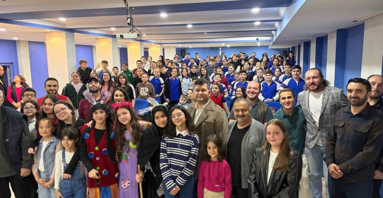 Dünya Tiyatrolar Günü'nde 'Plastik Rüyalar' Tiyatro Oyunu