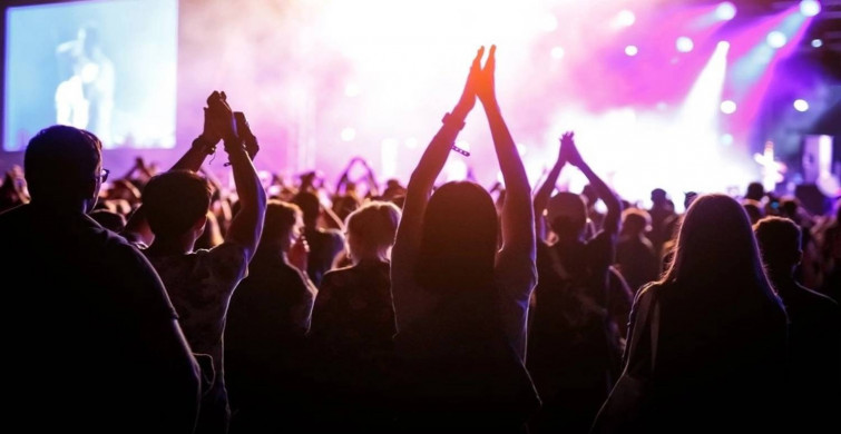 Dünyaca ünlü şarkıcının konserinde silahlı saldırı: Ölü ve yaralılar var