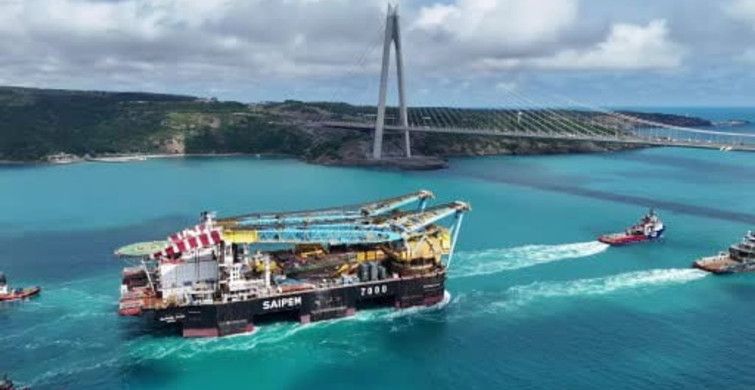 Dünyanın üçüncü en büyük vinç gemisi saipem 7000, istanbul boğazı'ndan geçti