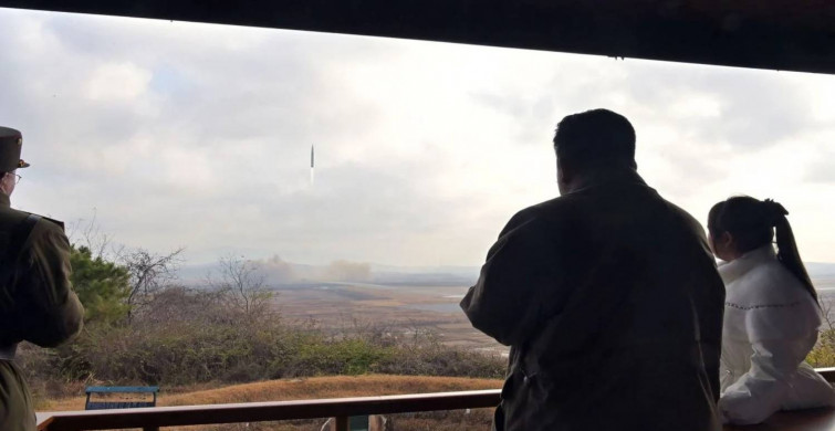 Dünyayı şaşkına çeviren görüntü: Kim Yong-Un kızıyla füzenin önünde poz verdi