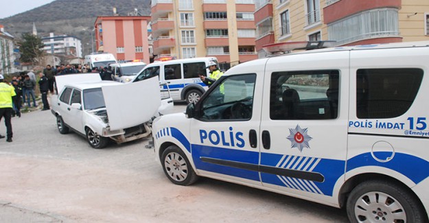 'Dur' İhtarına Uymayan Sürücü Polis Aracına Çarptı