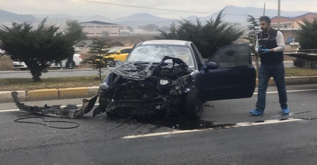 Durakta Bekleyen Yolculara Otomobil Çarptı: 3 Ölü