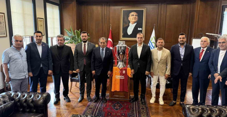 Dursun Özbek, Büyükçekmece’de şampiyonlar anıtına Galatasaray bayrağını çekti