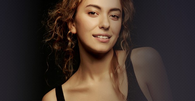 Duygu Sarışın Kimdir?
