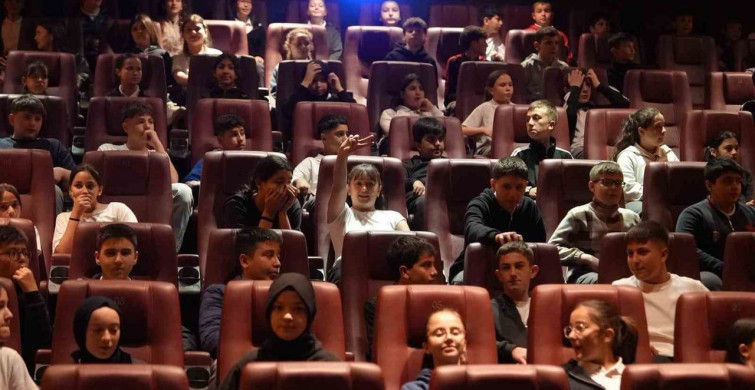 Düzce Belediyesi'nden Öğrencilere Sinema Etkinliği