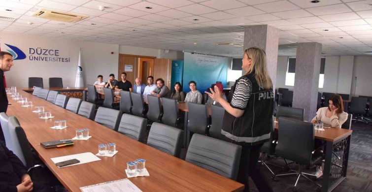 Düzce Üniversitesi’nde 'En İyi Narkotik Polisi: Anne' Konferansı Düzenlendi