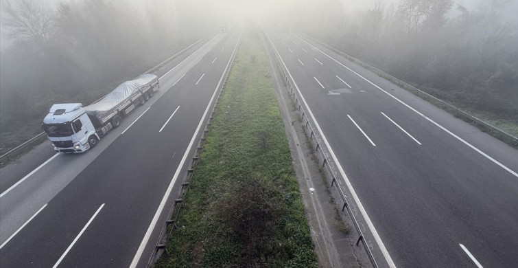 Düzce'de Anadolu Otoyolu'nda Sis Etkili Oluyor