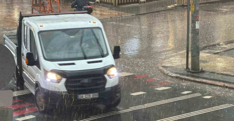 Düzce'de Aniden Bastıran Sağanak Yağış Hayatı Olumsuz Etkiledi