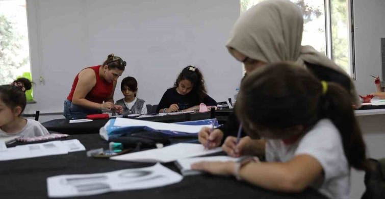 Düzce'de anne ve çocuklar karakalem tezhip çalışması yaptı