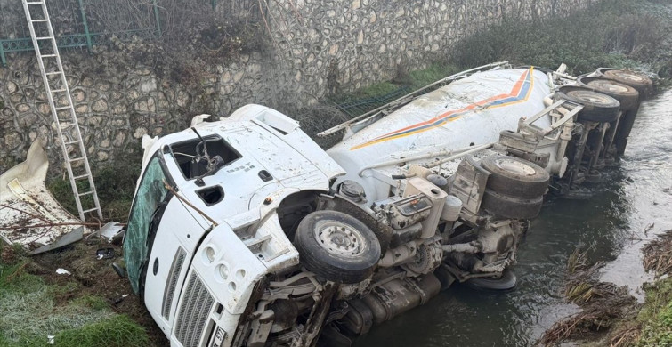 Düzce'de Çimento Yüklü Silobas Dereye Devrildi