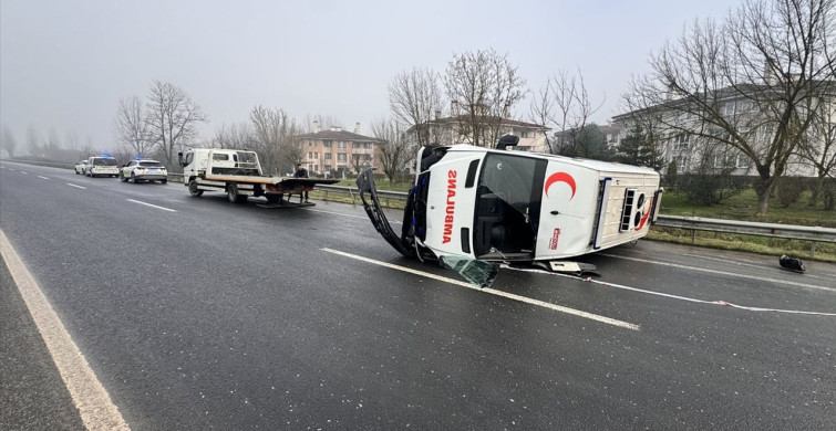 Düzce'de Devrilen Ambulans Kazasında İki Yaralı