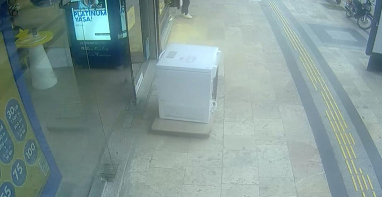 Düzce’de Etkili Olan Rüzgar Çamaşır Makinasını Metrelerce Sürükledi