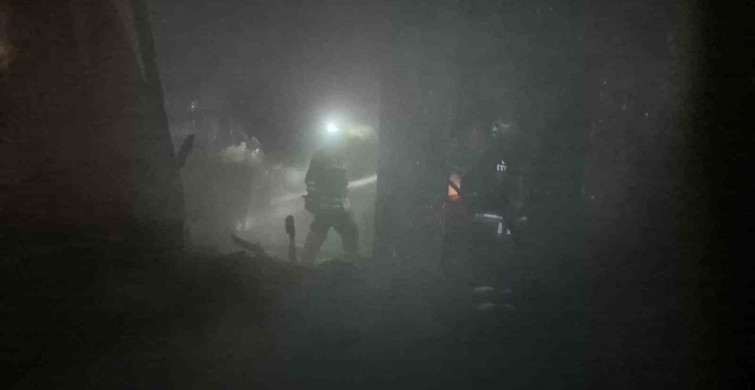 Düzce'de Ev Yangını: Alevler Gecenin Karanlığını Aydınlattı