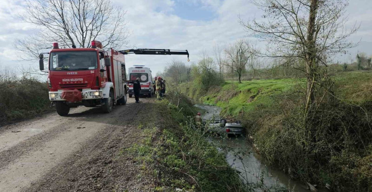 Düzce'de Gece Dereye Yuvarlanan Araç Farkedildi