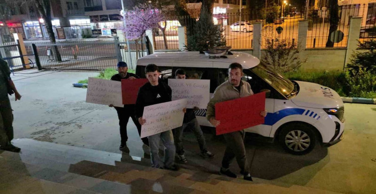 Düzce'de Gençlerden Polislere Destek Ziyareti
