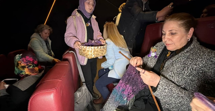 Düzce'de Kadınlar Sinemada Örgü Örerek İhtiyaç Sahibi Çocuklara Destek Oluyor