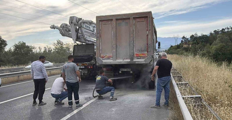 Düzce'de Kamyon Lastiğinde Yangın, Sürücüler Savaş Verdi
