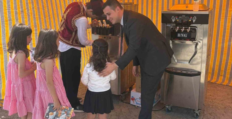 Düzce'de karnesini getiren öğrencilere dondurma ikramı