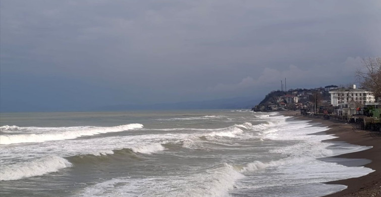 Düzce'de Kuvvetli Rüzgar Dalga Boyunu Yükseltti