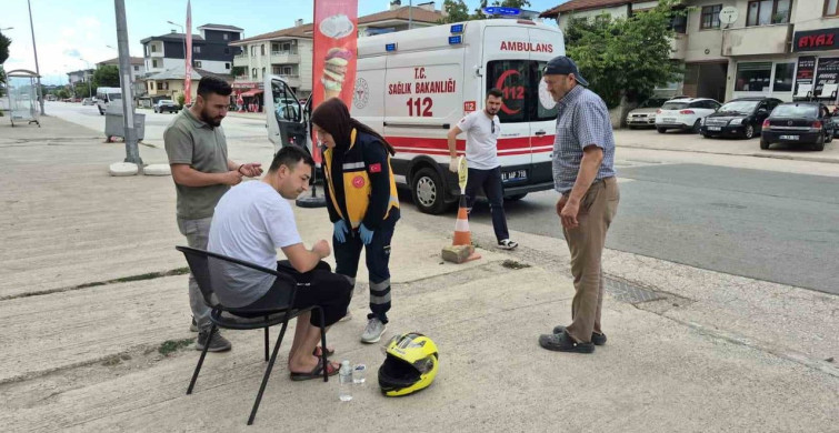 Düzce'de motosiklet sürücüsü otomobile çarpmamak için frene basınca yaralandı