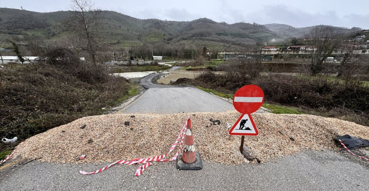 Düzce'de Sağanak Yağış Yol Ulaşımını Engelledi
