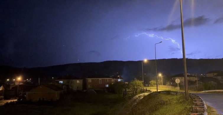 Düzce'de Şimşeklerin Ardından Büyüleyici Dolunay