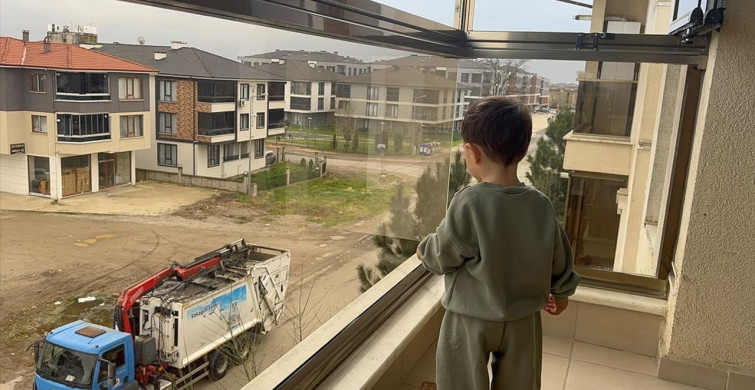 Düzce'de Temizlik İşçileri Minik Hayrana Oyuncak Hediye Etti