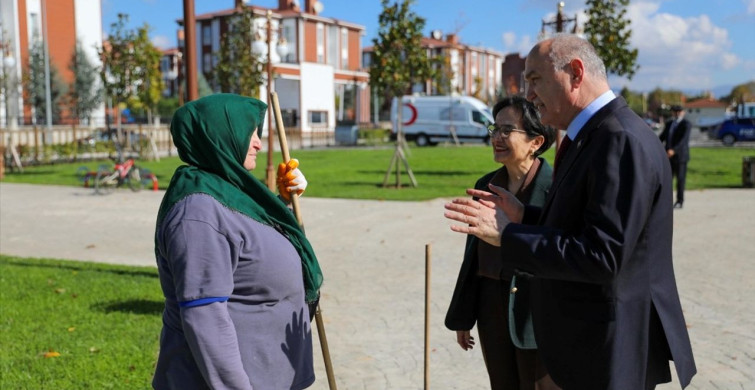 Düzce'de Temizlik İşçisine Bayrak Hassasiyeti Ödüllendirildi