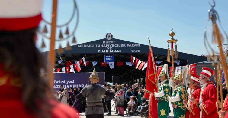 Düzce'de Tuhafiyeciler Pazarı Açıldı