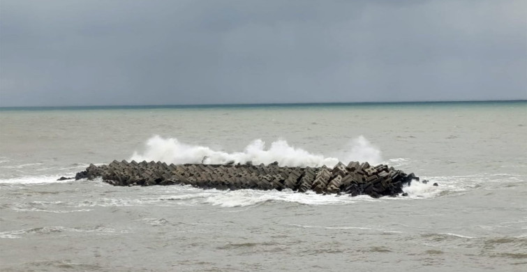 Düzce'nin Akçakoca İlçesinde Kuvvetli Rüzgar Dalgaları Yükseltiyor