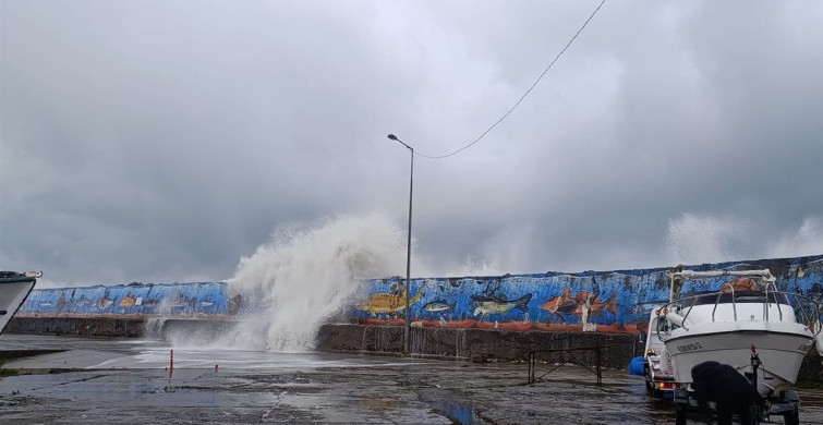 Düzce'nin Akçakoca İlçesinde Kuvvetli Rüzgarın Etkileri