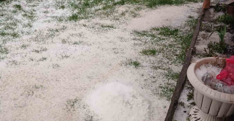 Düzce'nin Yüksek Kesimlerinde Dolu Yağışı