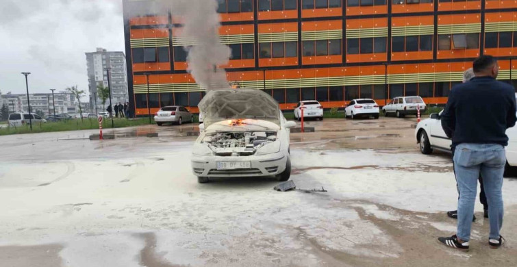 Düziçi Hastane Otoparkında Otomobil Yangını