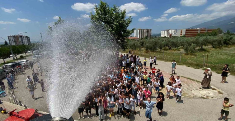 Düziçi’ndeki karne şenliğinde itfaiye ekibinden serinletici sürpriz