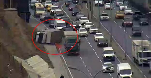 E-5'te Kamyonet Yan Yattı, Trafik Kilitlendi