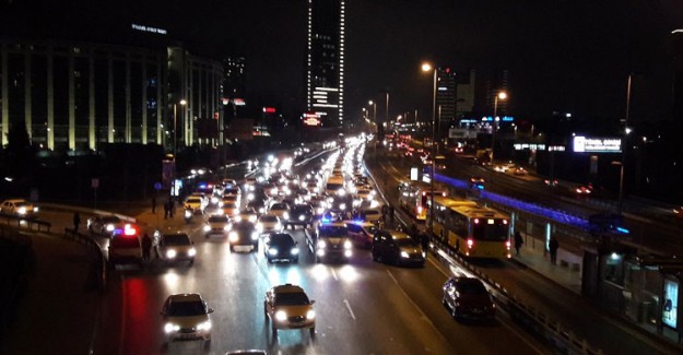 E-5'te Zincirleme Kaza! Trafik Kilitlendi