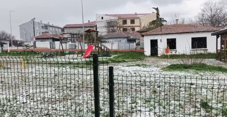 Edirne'de Aniden Bastıran Dolu Yağışı Sokakları Beyaza Bürüdü