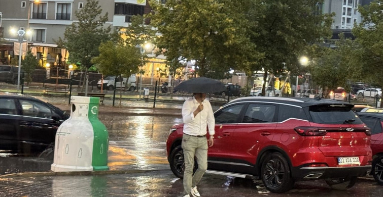Edirne'de Aniden Bastıran Sağanak Yağış Hayatı Olumsuz Etkiledi