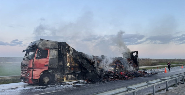 Edirne'de Domates Yüklü Tırda Yangın İtfaiye Tarafından Söndürüldü