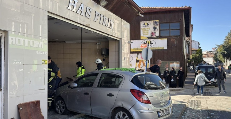 Edirne'de Ekmek Fırınına Aracın Girmesi Sonucu Yaralılar Var