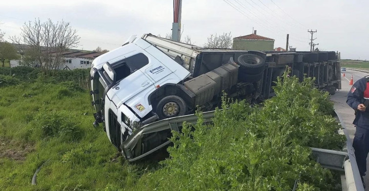 Edirne'de Kontrolden Çıkan Tır Devrildi