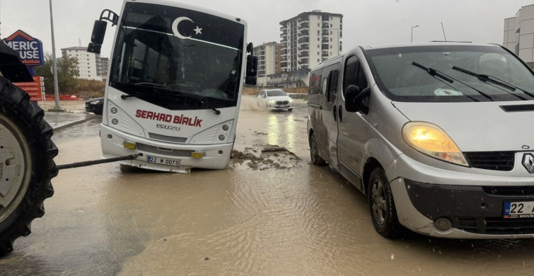 Edirne'de Sağanak Yağış Yolu Çöktürdü