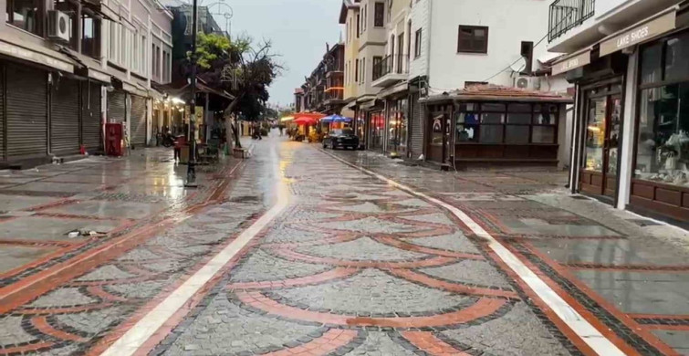 Edirne'de sağanak yağışa hazırlıksız yakalanan bir vatandaşın ilginç çözümü