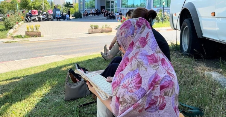 Edirne'de sınava giren kızını dualarla bekleyen anne