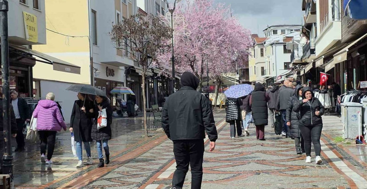 Edirne’de Yağmura Rağmen Alışveriş Yoğunluğu